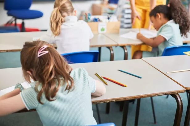 Around 700,000 pupils in England attend unsafe or ageing schools, according to a watchdog report